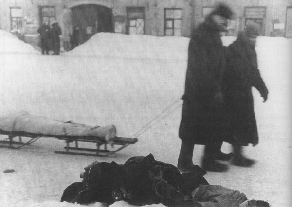 Перевозка умерших к месту погребения, зима 1941-1942 гг.