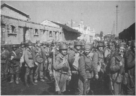 Посадка румынского пехотного соединения в эшелон на вокзале столицы Бессарабии Кишинева, 12. 8.1941 г.