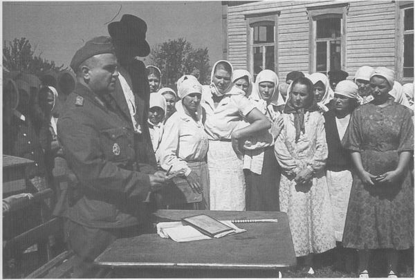 Регистрация местного населения в украинской деревне представителями вермахта, лето 1942 г.