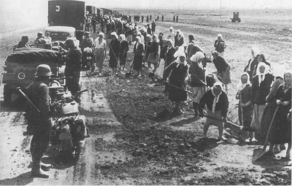 Советское население на дорожных работах для вермахта, июнь 1942 г