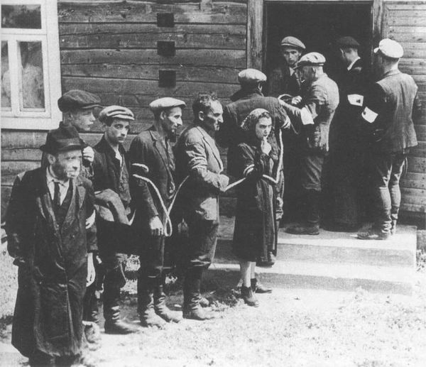 Связанные евреи, охраняемые литовской вспомогательной охраной, июль 1941 г.
