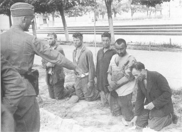 Советские граждане, арестованные командой полиции безопасности и СД, предъявляют содержимое карманов
