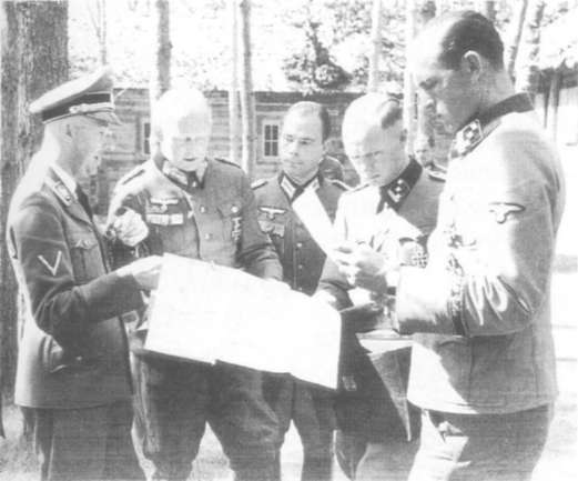Рейхсфюрер СС и начальник немецкой полиции Генрих Гиммлер во время беседы с начальником штаба верховного командования вермахта