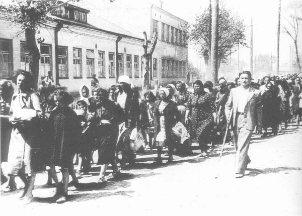 Колонна еврейских женщин под конвоем литовской »самообороны», 1941 г.