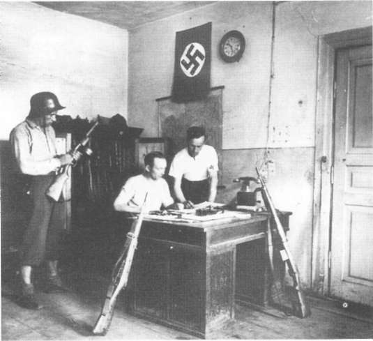 Караульное помещение одной из групп польско-белорусской «самообороны», 1941 г.