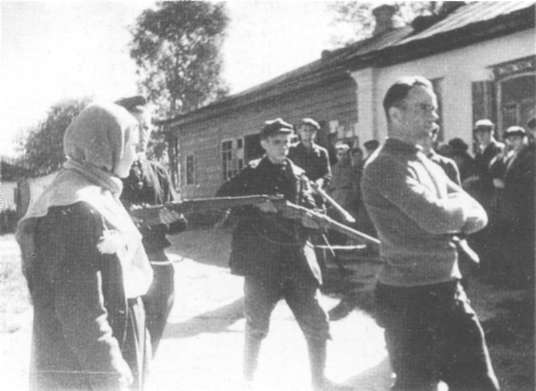 Коллаборационист, взятый в плен партизанами в Белополье, 1943 г.