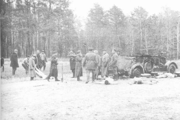 Партизаны раздевают убитых немецких солдат, чтобы взять себе обмундирование.