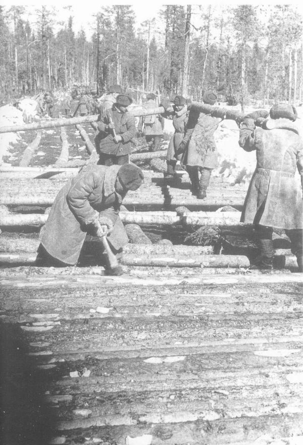 Советские солдаты на строительстве дороги в тайге, Мурманск, апрель 1942 г.