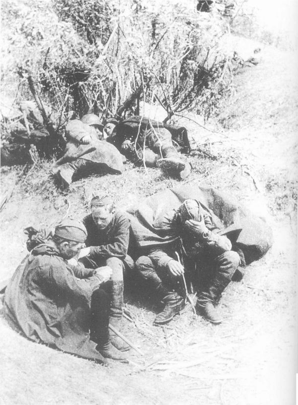 Советская пехота в перерыве между боями под Изюмом, 1942 г.