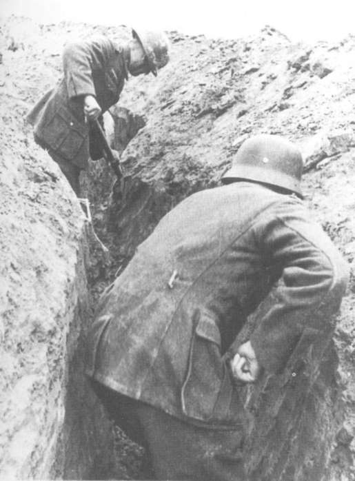 Немецкая пехота при рытье окопов.
