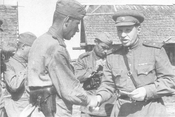 Вручение ордена в одной из советских стрелковых дивизий, 1944 г.