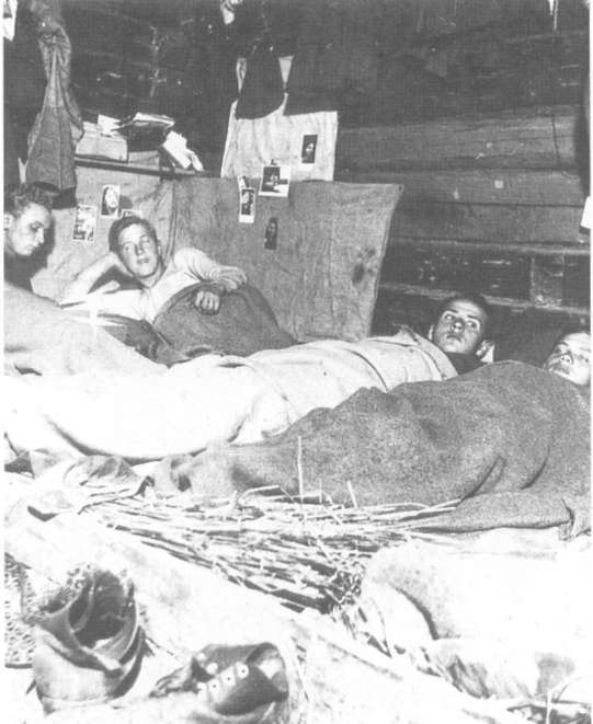  Немецкие солдаты в крестьянской избе, Центральный фронт, 1943 г.