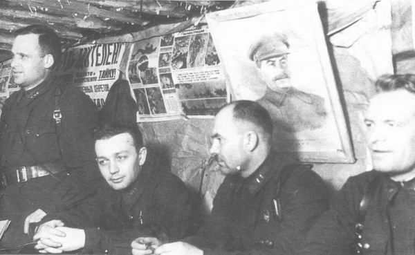 Партийное собрание в блиндаже. Карельский фронт, 1942 г.