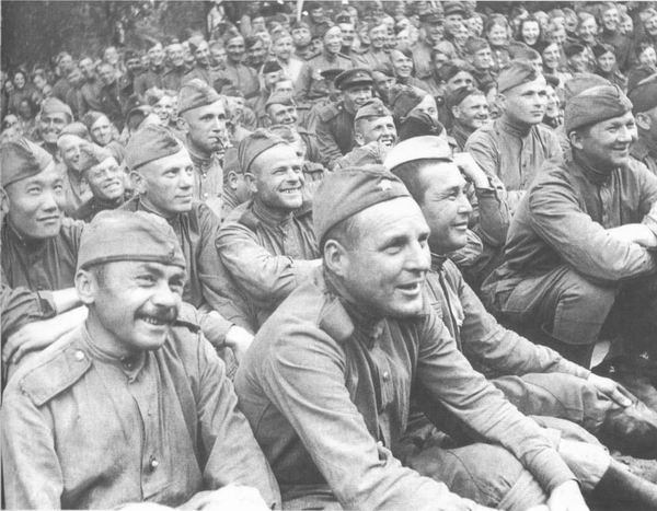 Культурное обслуживание советских войск: фронтовой концерт. 1944 г.