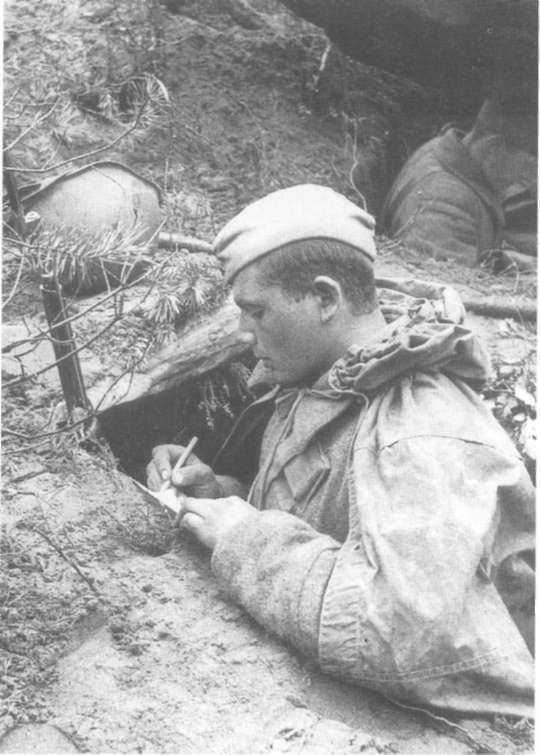 Советский солдат в окопе пишет письмо. Западный фронт, 1941 г.