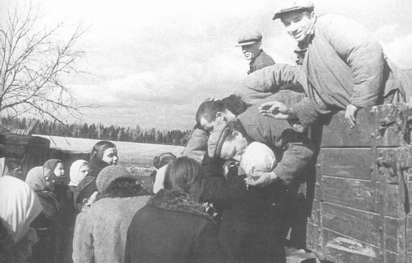 Прощание с мобилизованными в армию. Украина, под Николаевом, 1941 г.