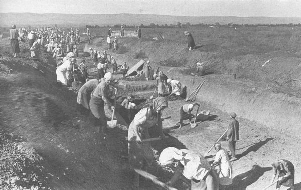 Женщины роют противотанковый ров, Кавказ, 1942 г.