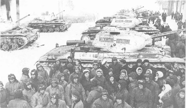 Делегации колхозников передают танки Советской Армии, Московская область, 1942 г.