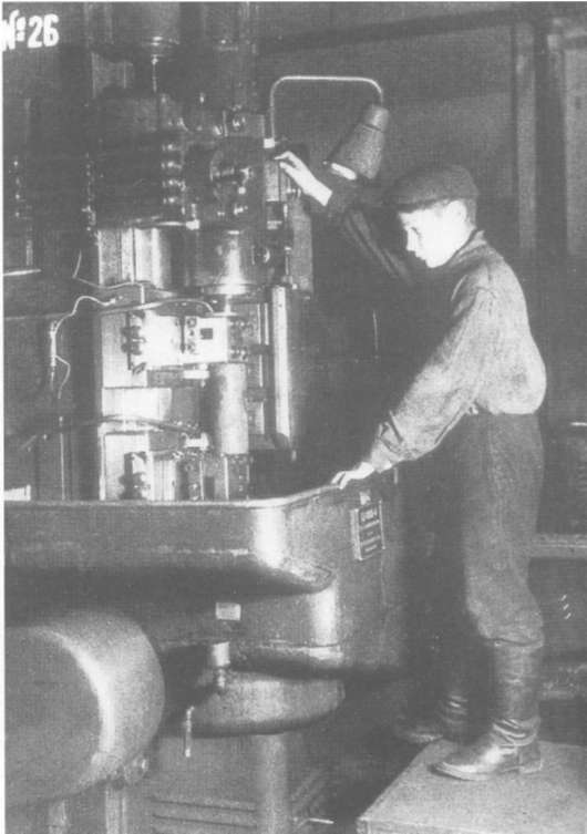 14-летний рабочий на оружейном заводе, 1942 г.