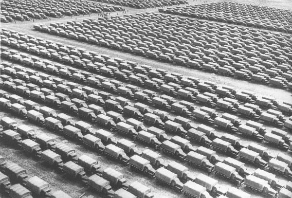 «Студебеккеры» - грузовые автомобили из американских поставок в транспортном резерве командования Советской Армии.