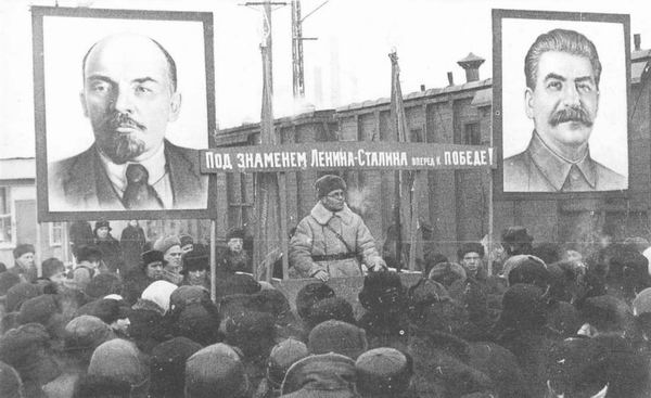 Политический митинг на вокзале при передаче армии санитарного поезда, построенного на пожертвования. Москва, 1942 г.