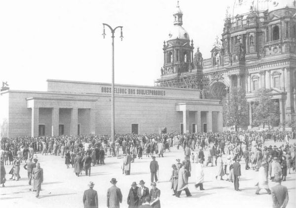 Здание пропагандистской выставки «Советский рай» в Люстгартене перед Берлинским собором, июнь 1942 г.