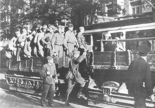 Рабочая команда советских военнопленных на прицепе трамвая в Нюрнберге, 16.9.1942 г.