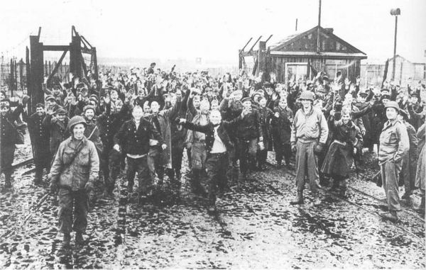 Солдаты США освобождают советских военнопленных из лагеря, апрель 1945 г.