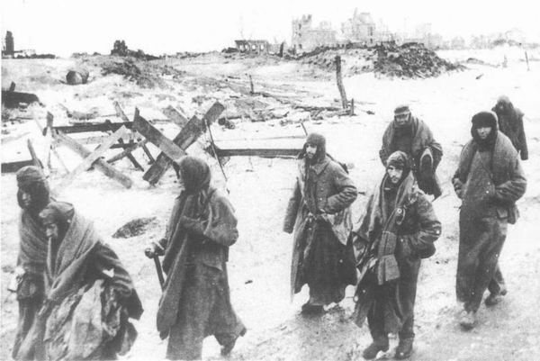 Немецкие солдаты на пути в плен. Сталинград, январь/февраль 1943 г.
