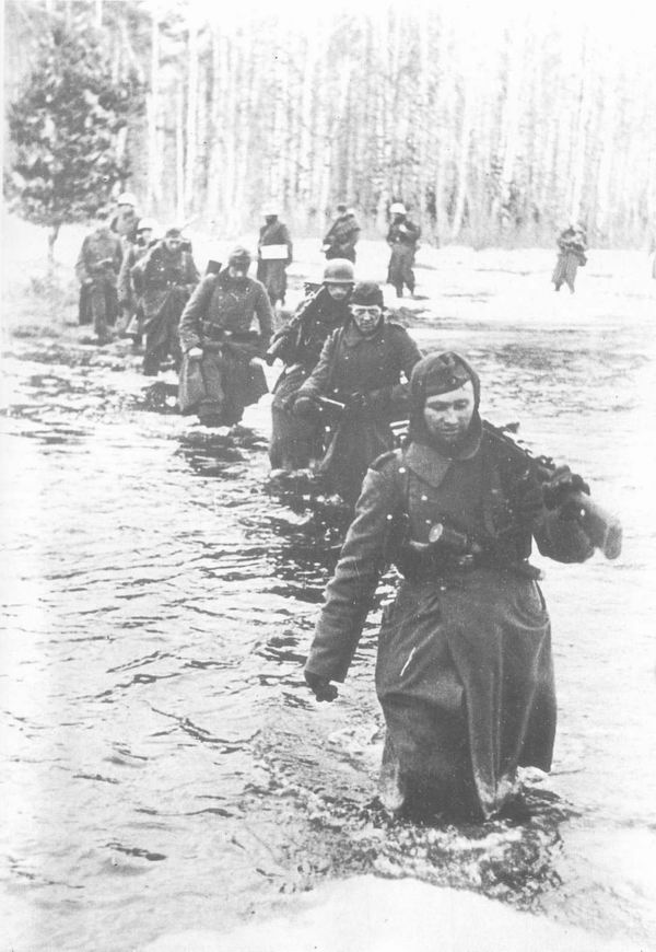 Отступление немецких солдат с Демьянского плацдарма, март 1943 г.