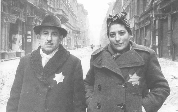 Евреи - жители Будапешта после освобождения. Февраль 1945г.