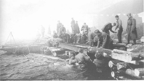 Советские саперы наводят переправу через Одер, 1-й Белорусский фронт, февраль 1945 г.