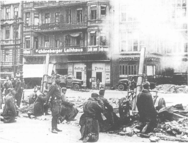 Советские минометы в Берлине-Шёнеберге, Хауптштрассе, апрель 1945 г.