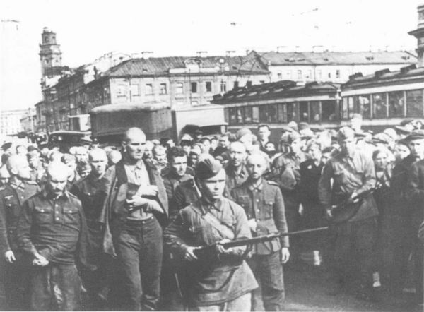 Колонна немецких военнопленных на Невском проспекте в Ленинграде, август 1942 г.