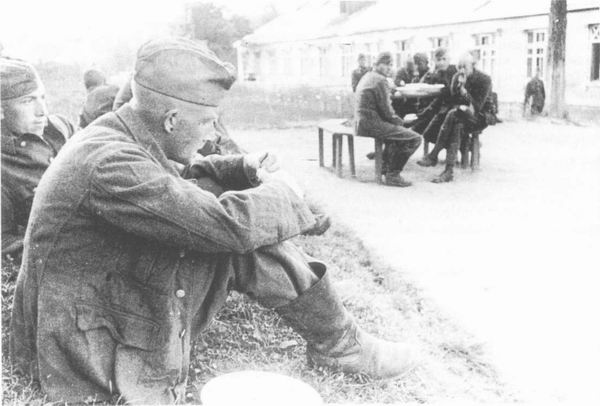 Немецкие солдаты в лагере для военнопленных, 1942 г.