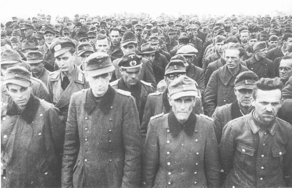 Немецкие военнопленные на сборном пункте