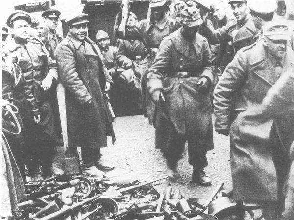 Капитуляция немецких солдат в Берлине, апрель 1945 г.