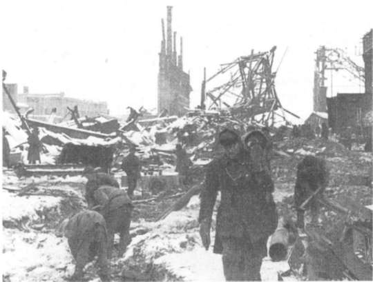 Немецкие военнопленные на разборке руин на заводе «Запорожсталь», 1948 г.