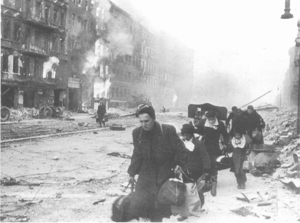 Беженцы во время последних боев в Берлине, конец апреля - начало мая 1945 г.