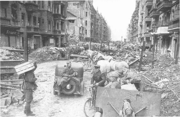 Советские солдаты в Берлине, начало мая 1945 г.