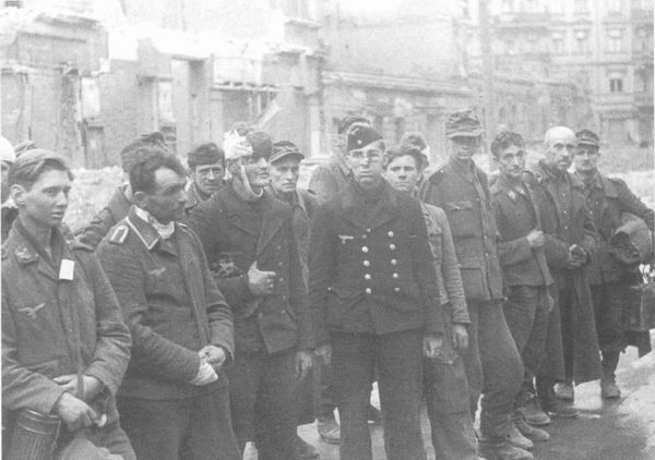 Участники «последнего берлинского призыва» на сборном пункте военнопленных в Берлине, конец апреля 1945 г.