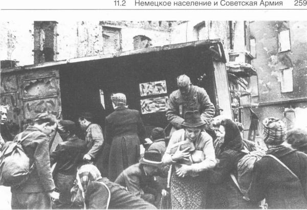 Раздача хлеба Советской Армией, начало мая 1945 г.