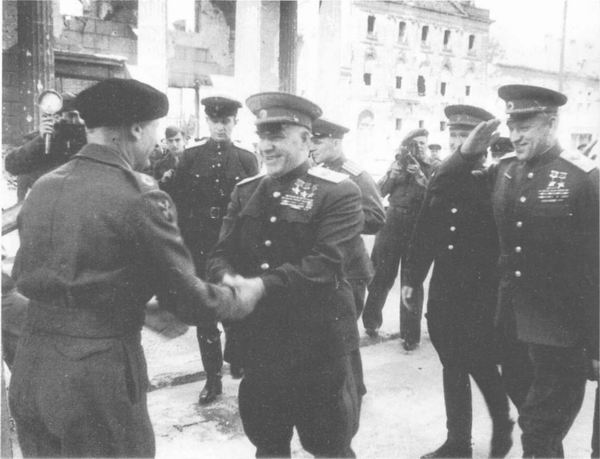 Маршал Георгий Жуков и маршал Константин Рокоссовский приветствуют фельдмаршала Бернарда Л. Монтгомери у Бранденбургских ворот, 12.7.1945.