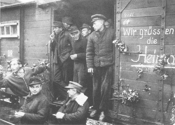 Возвращающиеся из советского плена немцы прибыли в пересыльный лагерь Фридланд, 1955 г.