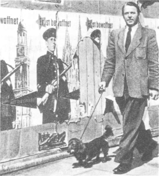 Пропагандисткий «Иван» на боннском заборе для расклейки плакатов, 1953 г.