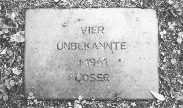Могильная плита на месте захоронения четырех советских людей, угнанных на принудительные работы в Германию, кладбище Кобленц-Картхаузе, 1990 г.