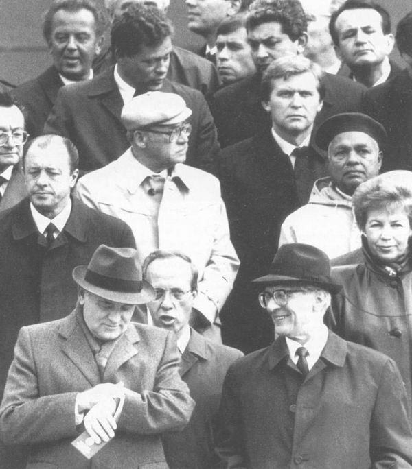 Михаил Горбачев и Эрих Хонеккер на трибуне во время парада на праздновании 40-летия ГДР, 7.10.1989 г.