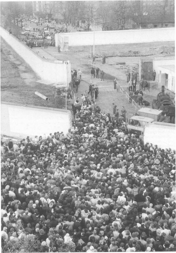 Людская толпа в момент открытия нового пограничного перехода на Бернауер штрассе, 11.11.1989 г.