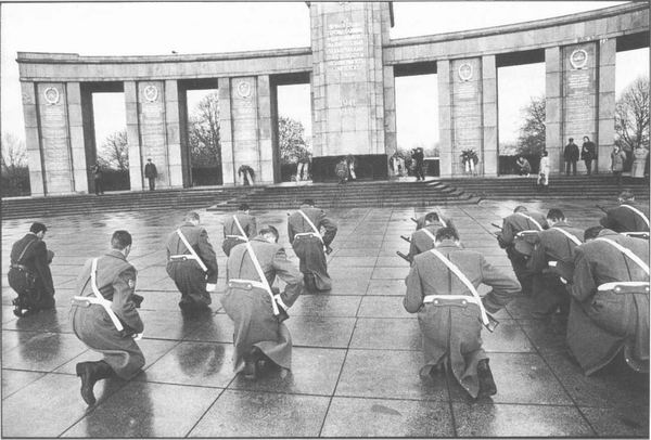 Прощание почетного караула с памятником советским воинам в Берлине - Тиргартене после официальной церемонии передачи памятника земле Берлин, 22.12.1990 г.